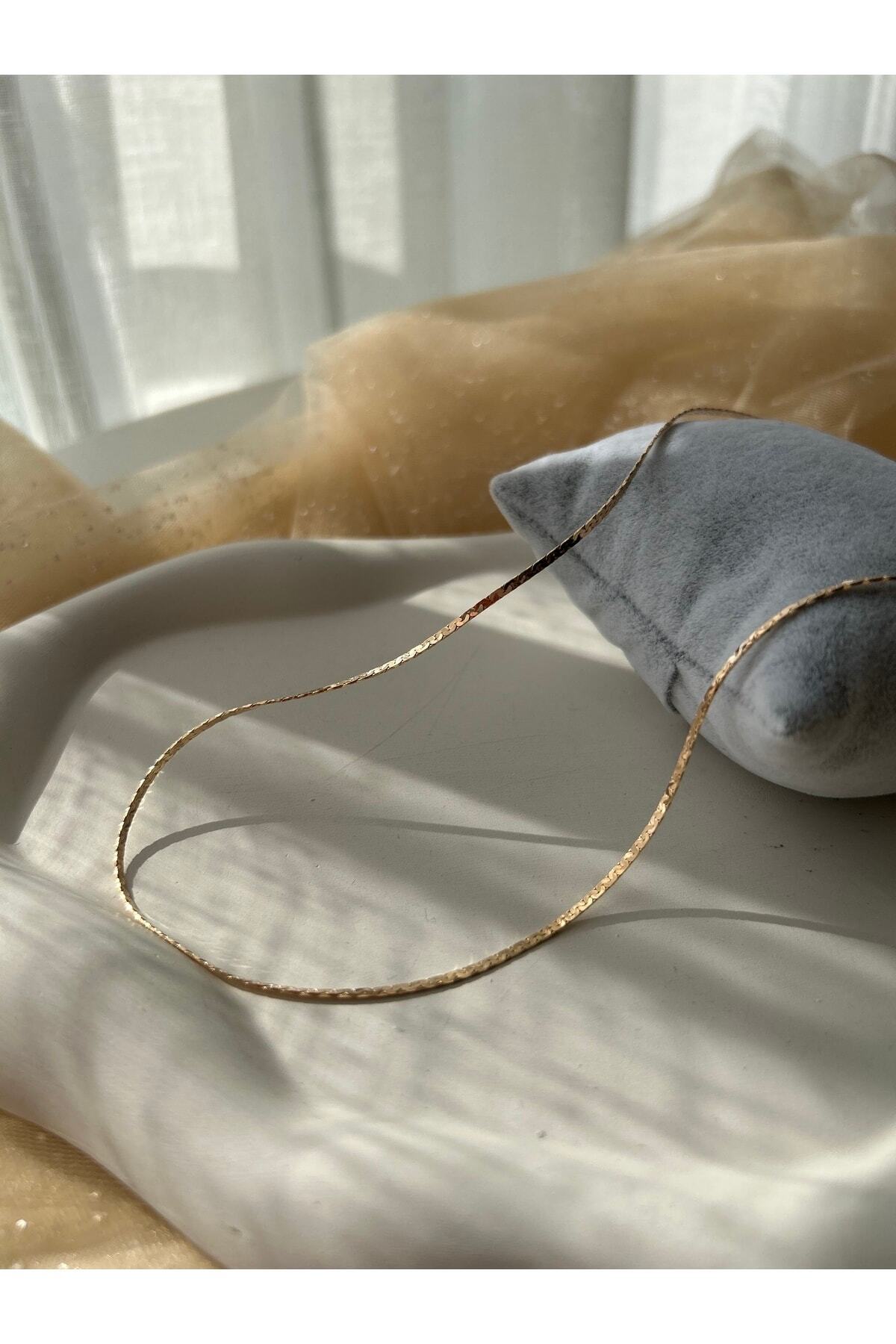 Altın Rengi Zarif Zincir Kolye